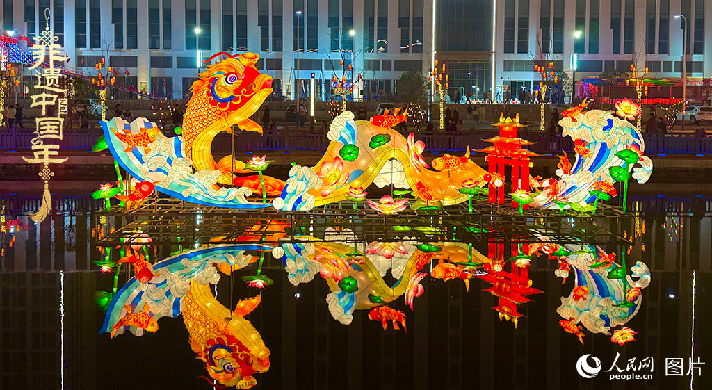 2025年1月22日，2025潛江燈會(huì)如約亮燈，近百組主題花燈、300余組裝飾彩燈一一亮相，吸引眾多游客觀賞。潛江燈會(huì)是湖北省潛江地區(qū)春節(jié)、元宵期間全民趕會(huì)的綜合性傳統(tǒng)民俗活動(dòng)，2021年入選第五批國(guó)家級(jí)非物質(zhì)文化遺產(chǎn)代表性項(xiàng)目名錄。人民網(wǎng)記者 張雋攝
