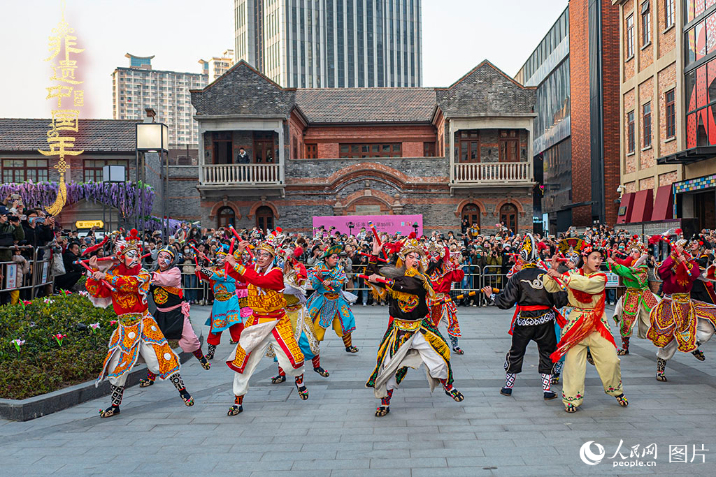 2025年1月19日，上海虹口區(qū)的今潮8弄，精彩的潮汕英歌舞上演，吸引市民駐足觀看。人民網(wǎng)記者 王初攝