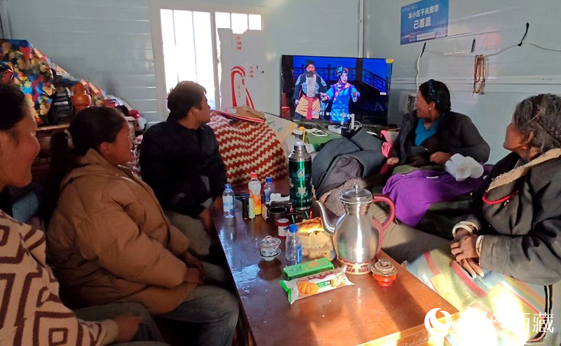 群眾在安置點(diǎn)板房內(nèi)看電視。人民網(wǎng)記者 吳雨仁攝