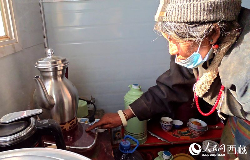 達(dá)瓦次仁的媽媽在做酥油茶。人民網(wǎng)記者 吳雨仁攝