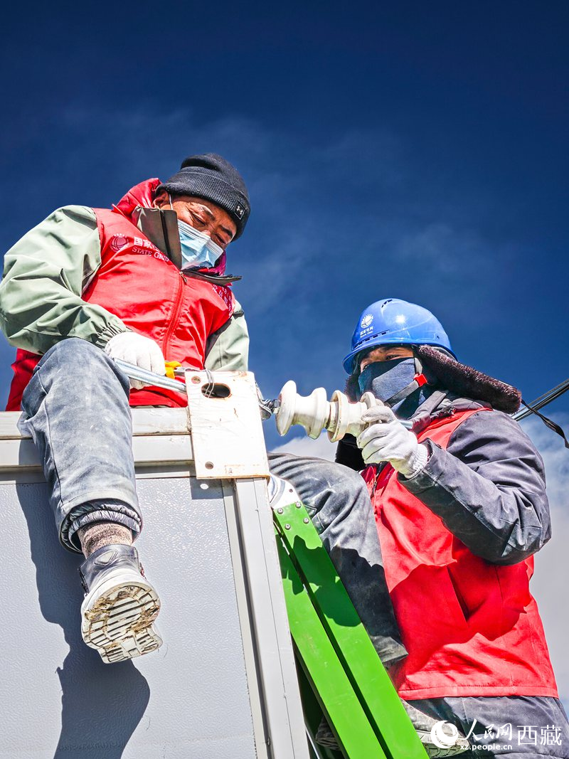 國網(wǎng)日喀則共產(chǎn)黨員服務(wù)隊(duì)隊(duì)員檢查板房線路。人民網(wǎng)記者 吳雨仁攝