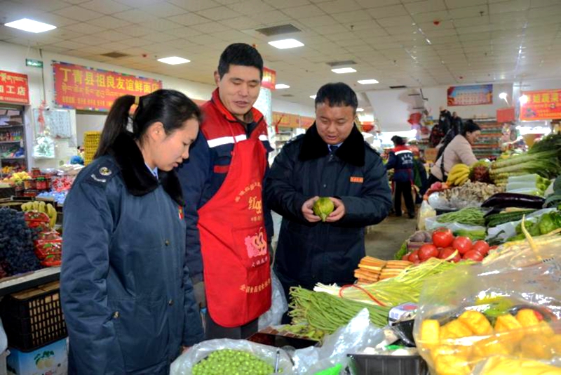 國家稅務(wù)總局丁青縣稅務(wù)局干部走訪了解春節(jié)蔬菜市場供求情況。楊虹攝