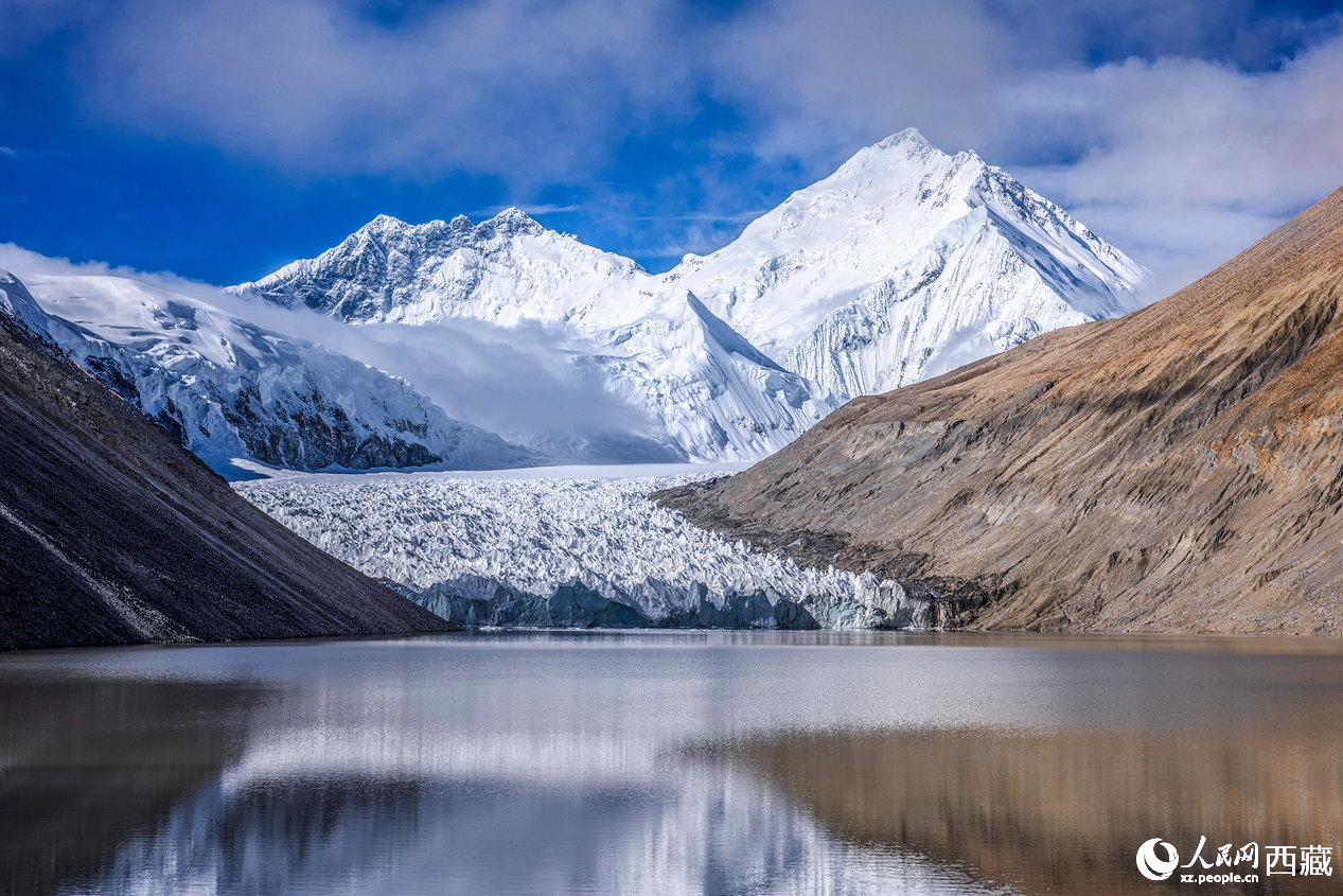 珠峰冰川位于日喀則市定日縣。