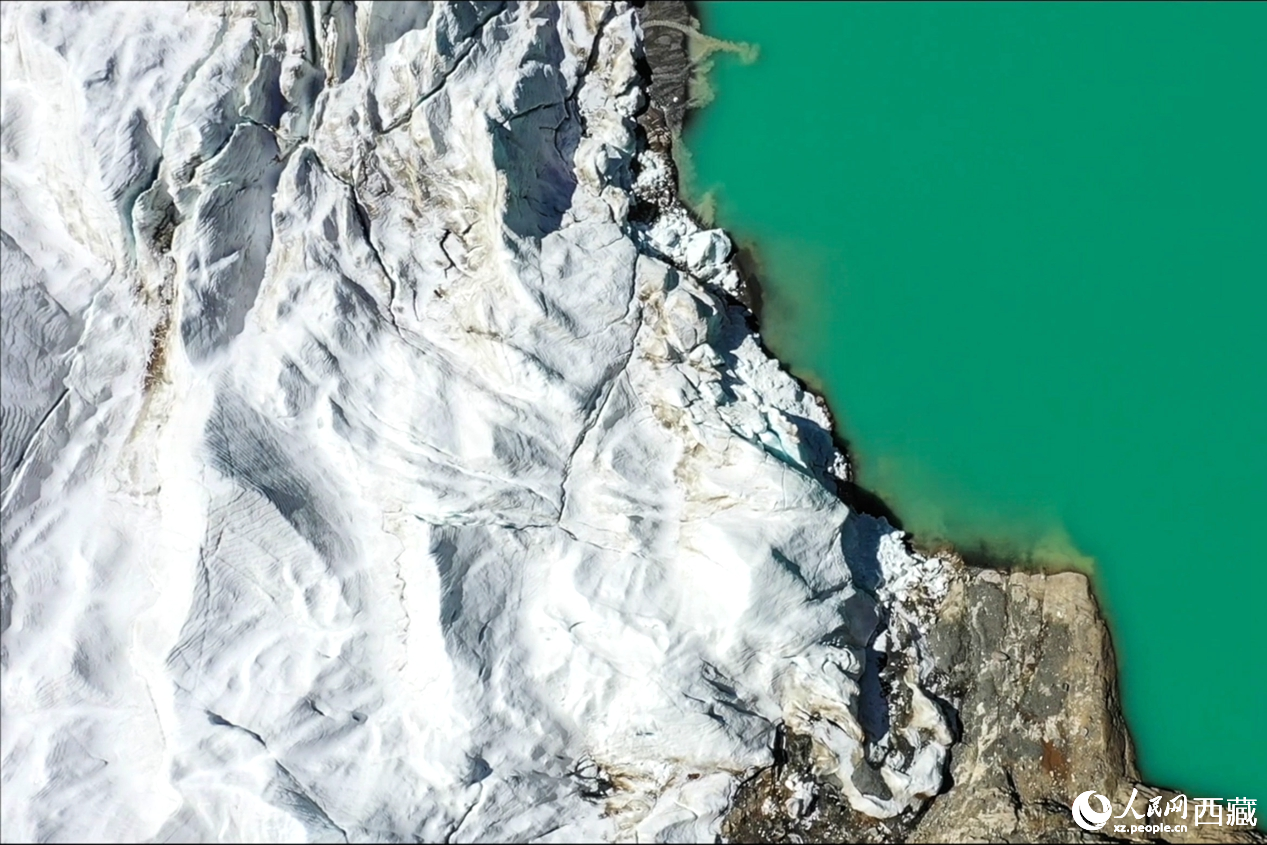 曲登尼瑪冰川位于日喀則市崗巴縣昌龍鄉(xiāng)。