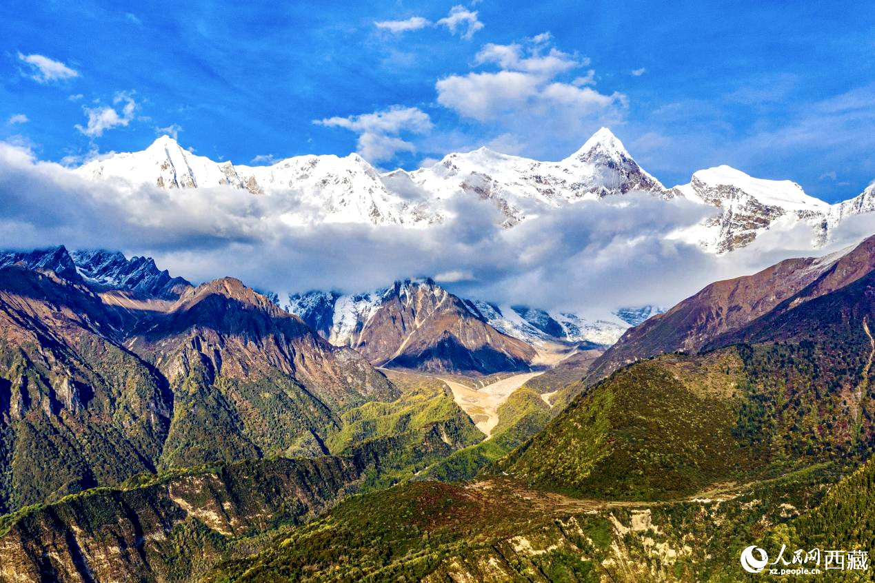 無人機航拍南迦巴瓦峰。