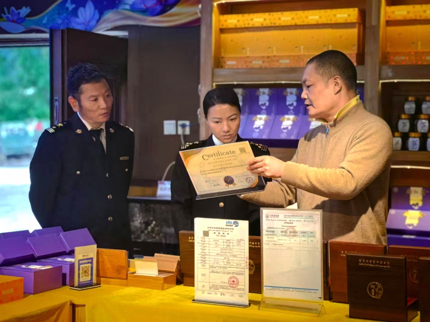 拉薩海關(guān)所屬林芝海關(guān)關(guān)員在藏紅花出口種植基地調(diào)研。拉薩海關(guān)供圖