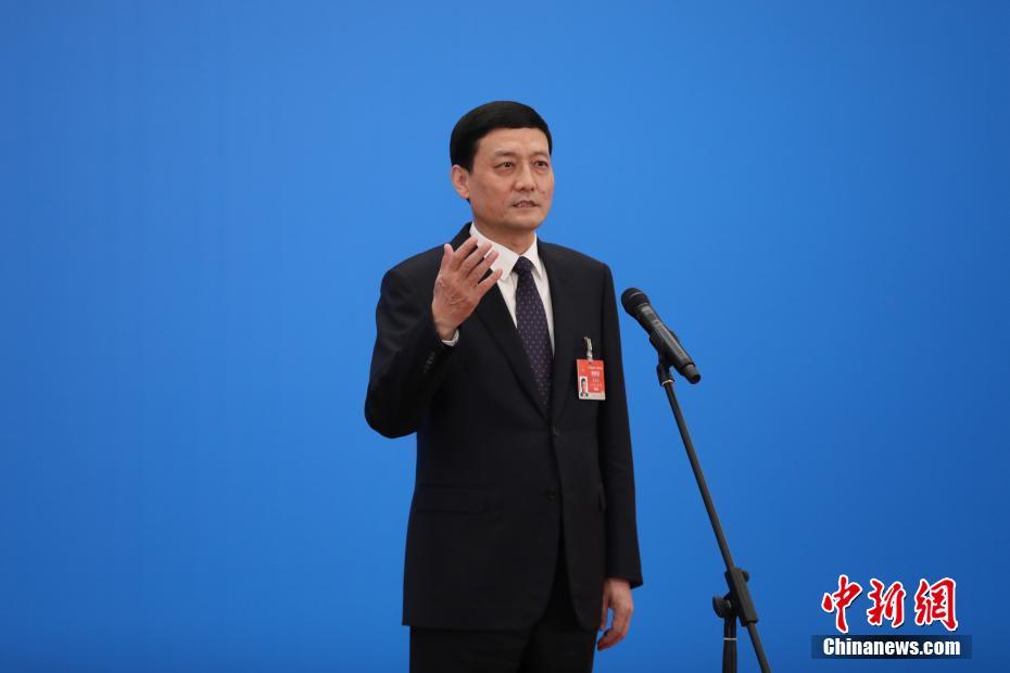 3月8日，第十三屆全國人民代表大會(huì)第四次會(huì)議舉行第二場(chǎng)“部長(zhǎng)通道”采訪活動(dòng)。圖為中國工業(yè)和信息化部部長(zhǎng)肖亞慶通過網(wǎng)絡(luò)視頻方式接受采訪。 <a target='_blank' ><p  align=