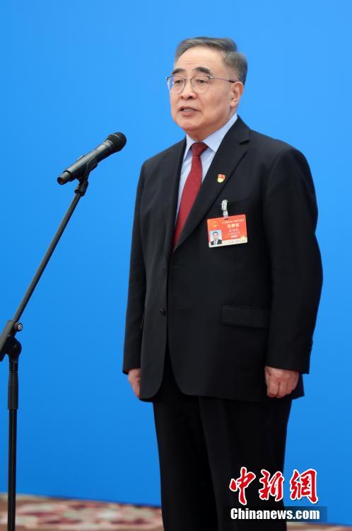 3月8日，第十三屆全國(guó)人民代表大會(huì)第四次會(huì)議舉行第二場(chǎng)“代表通道”采訪活動(dòng)。圖為全國(guó)人大代表張伯禮通過網(wǎng)絡(luò)視頻方式接受采訪。 <a target='_blank' ><p  align=