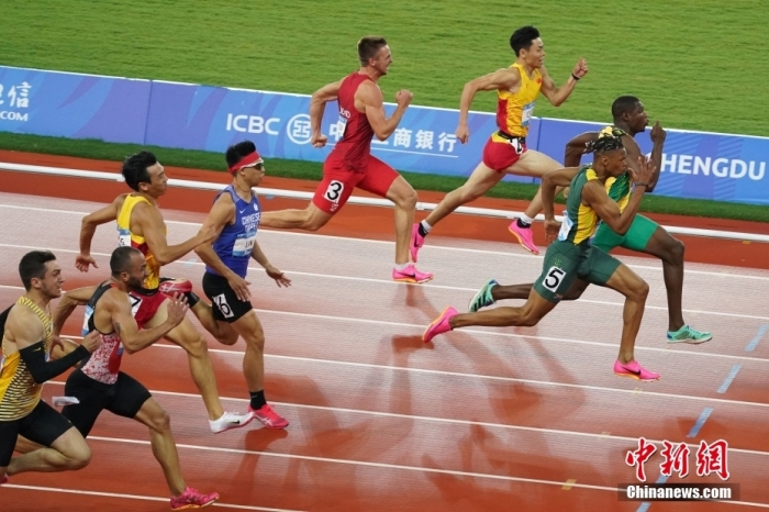 8月2日，第31屆世界大學(xué)生夏季運(yùn)動(dòng)會(huì)男子100米決賽在四川成都舉行，牙買加選手GOLDSON Kadrian dwayne(右一)以10秒04奪得男子百米冠軍。<a target='_blank' href='/'><p  align=