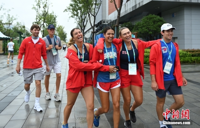 美國運動員在村內(nèi)開心漫步。<a target='_blank' href='/'><p  align=